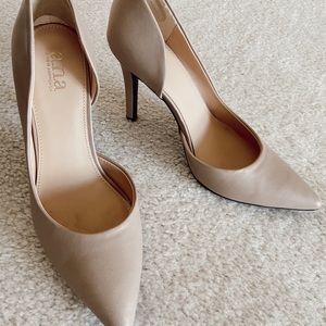 Never worn classic heels